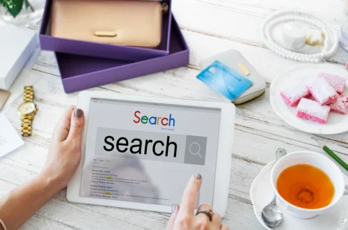 Flowchart showing how search engines crawl websites, build an index, and rank results