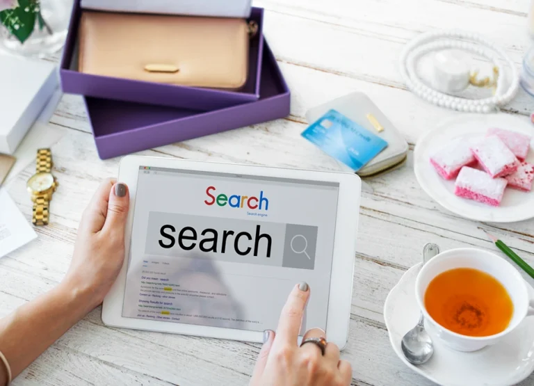 Flowchart showing how search engines crawl websites, build an index, and rank results